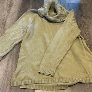 Cozy Green Turtleneck Sweater with Relaxed Fit